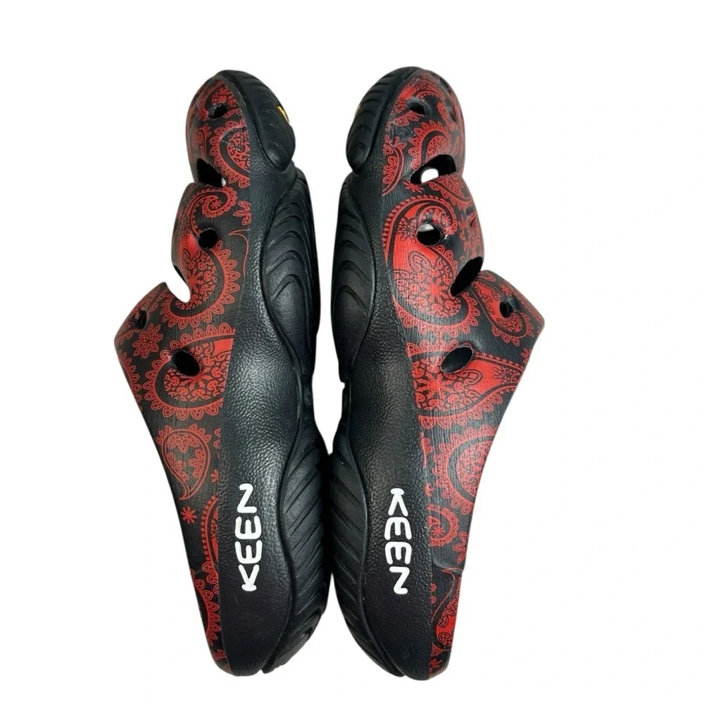 Keen Yogui Arts Clogs Sandals in Rip City Paisley (Red/Black) Pattern Size M7/W9